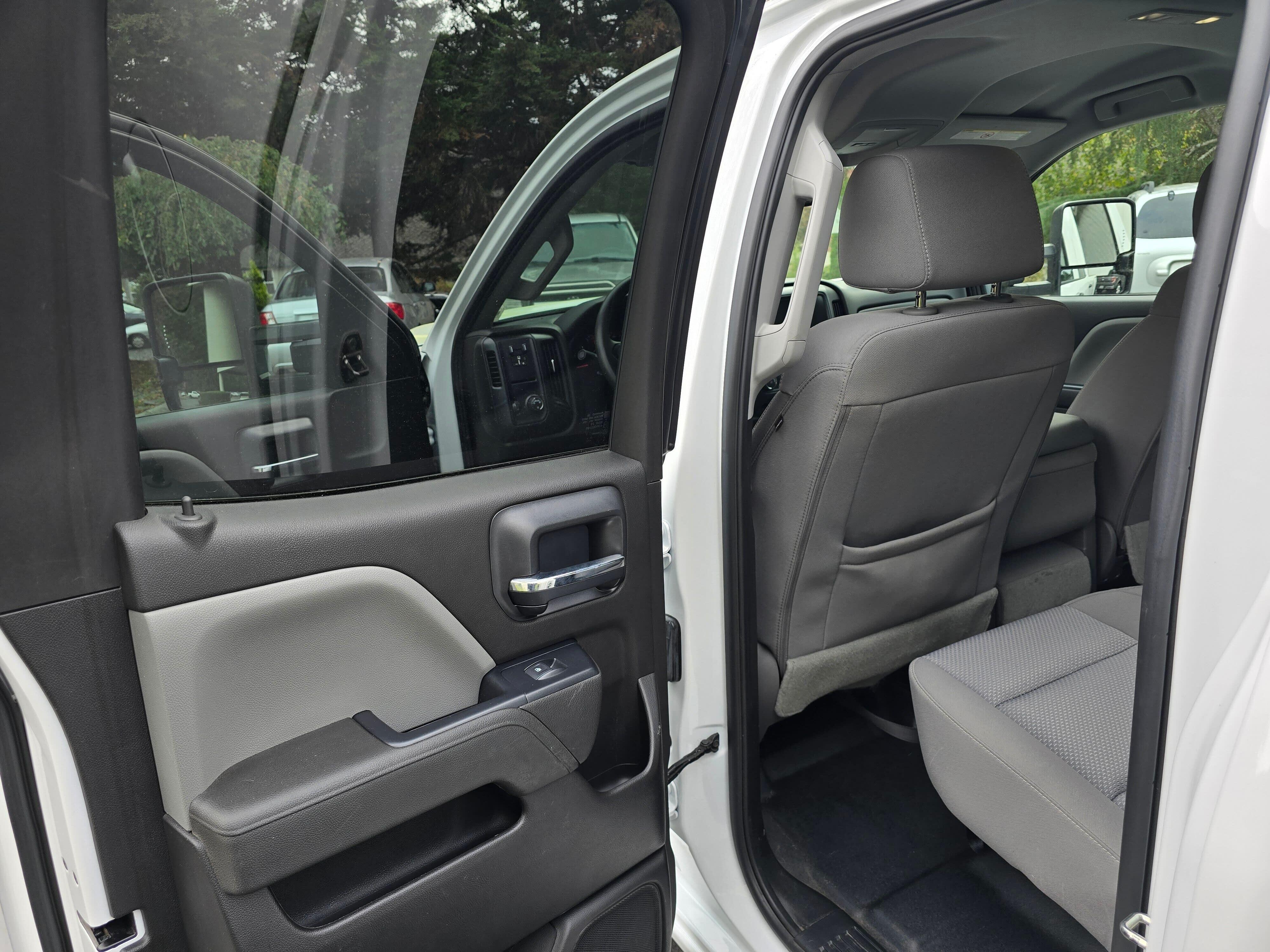Used 2018 Summit White GMC Base image 9