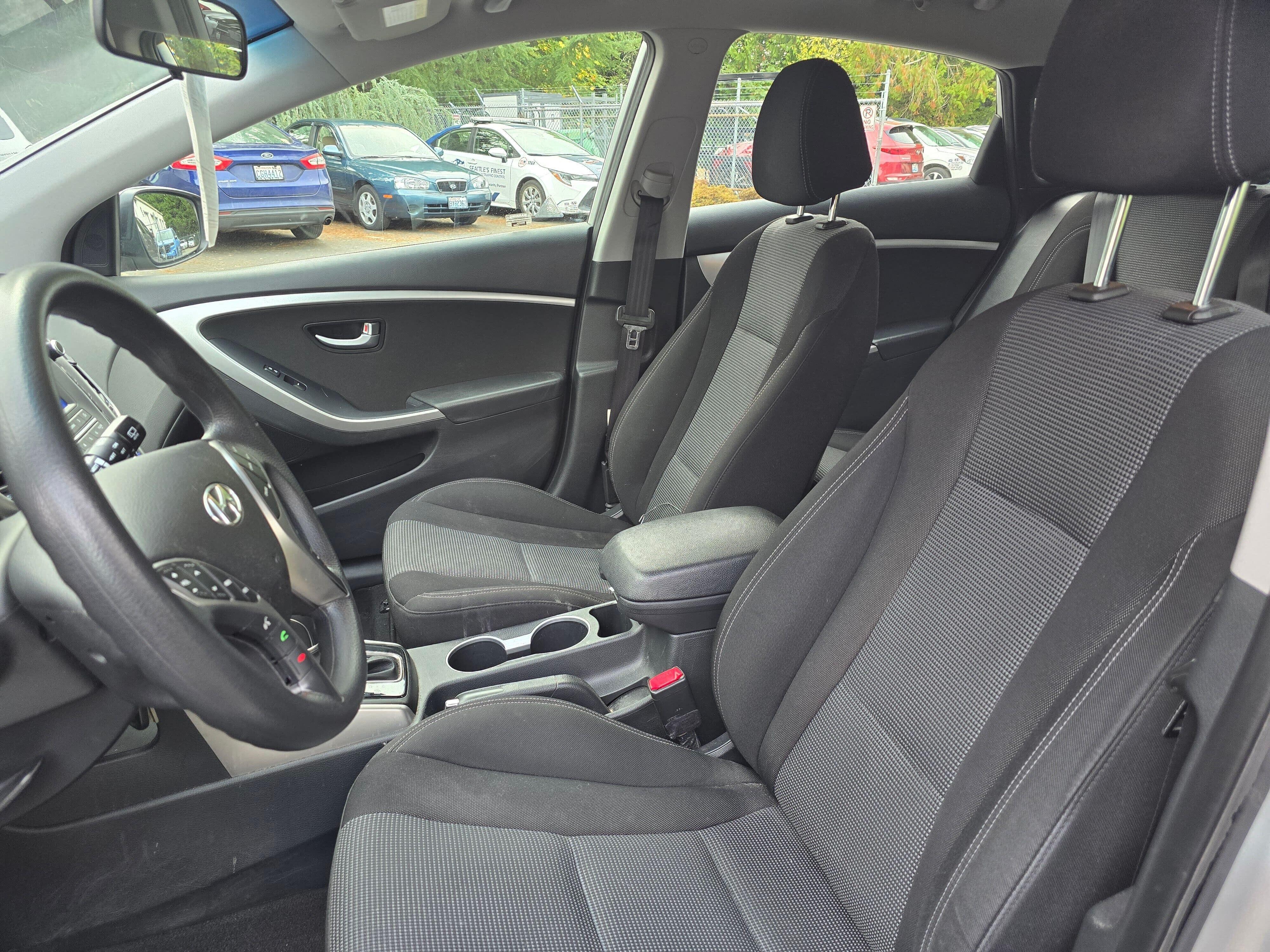 Used 2016 Shimmering Silver Hyundai Base image 9